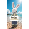 Papa lapin a trouvé une pièce de puzzle sur la plage